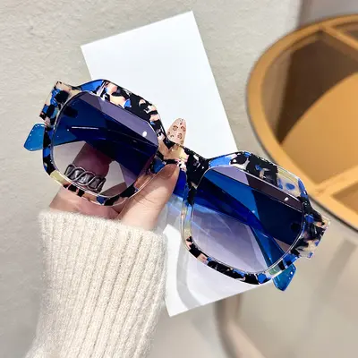 Trendige polygonale Damen-Sonnenbrille im Colorblock-Design - 2