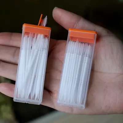 Zahnreinigungsstöpsel mit doppeltem Kopf und Bürste