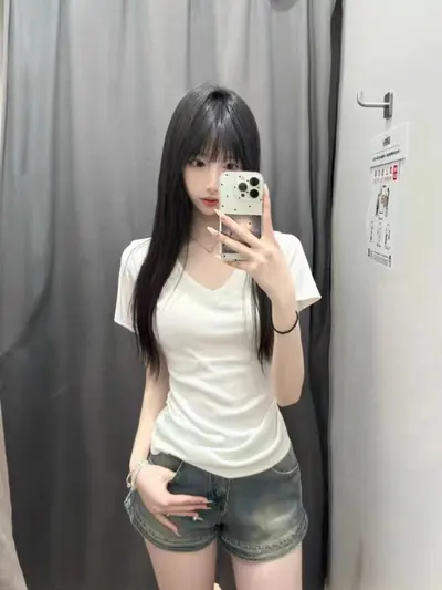 American short-sleeved right shoulder V-neck T-shirt for women in summer, slim fit hot girl style, versatile slimming design, niche ice silk breathable top