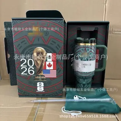 Neue Großkapazitäts-Thermosflasche 40oz Stanley mit Strohhalm im Stil der FIFA-Fußball-WM 2026 USA/Kanada/Mexiko, grenzüberschreitend, Riesen-Trinkbecher
