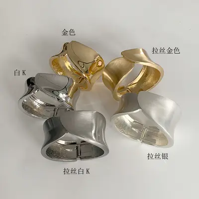 Cross-border European and American fashion hot girl bracelet lightweight luxury cool style metal texture alloy open bracelet factory direct supply - 2
