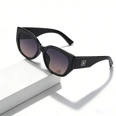Women's Classic Large-Frame Sunglasses, Travel Style, UV Protection - 8
