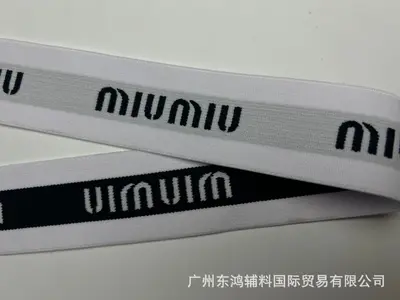 Elastisches Gummiband mit schwarzen Buchstaben auf Weiß - 10
