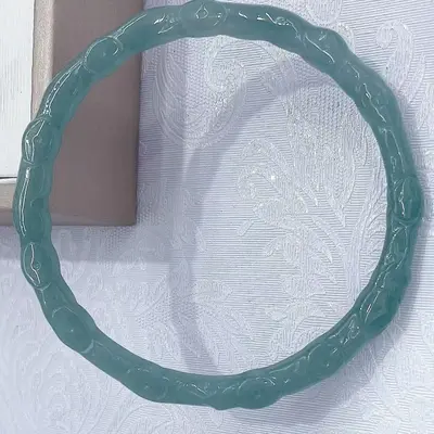 Natürlicher Typ-A-Jadeit-Armreif, Blau-Wasser, geschnitzt, Damen