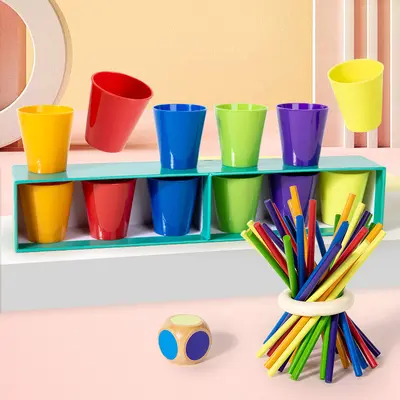 Montessori-Farbzuordnungsspiel mit Ratebechern für Kinder