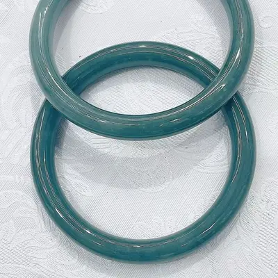 Natürlicher Typ-A-Jadeit-Armreif, Blau-Wasser, geschnitzt, Damen