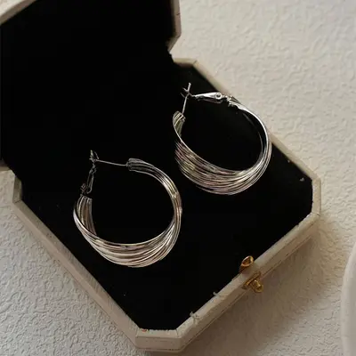 Silberne Ohrstecker mit Ringform, minimalistisches Design - 12