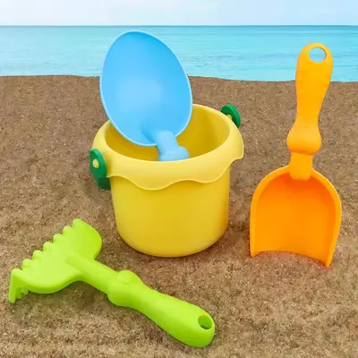 Çocuk plaj oyuncak seti, 4 parça kum kazma aracı ve kova