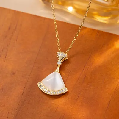Koreanische Version beliebter Katzenauge-Stein-Fächerform-Mini-Rock-Anhänger für Frauen, einfacher und super feenartiger Modestil, elegantes Titan-Stahl, gleicher Stil wie bei Internet-Prominenten.