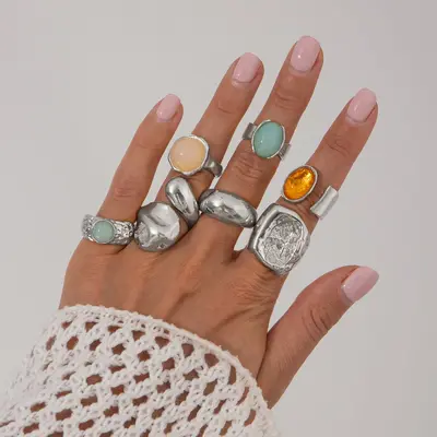 Grenzüberschreitender europäischer und amerikanischer gestapelter Einsatzstil Edelsteinringset für Frauen, Vintage-Metall gehämmerte Muster offener breiter Fingerring Schmuck. - 11