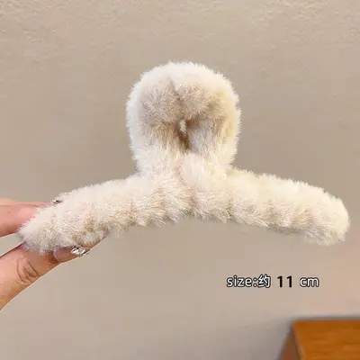 Plush paw clip for women, luxurious large hair claw clip for autumn and winter, shark clip for thick hair, hair accessory. - 7
