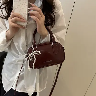 Kleine quadratische Damenhandtasche mit Perlen-Schleife - 4