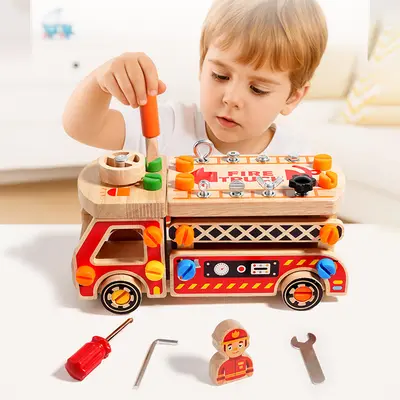 Holz-Feuerwehrauto mit Schrauben- und Muttern-Steckspielzeug