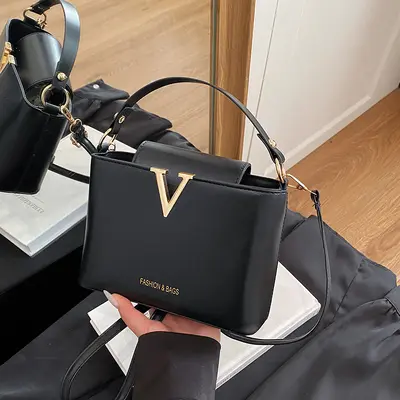 Schlichte Eimertasche 2025 mit V-Detail, Umhängetasche - 1