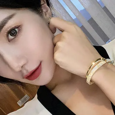 Echtes Gold-Elektrolyse geometrisches offenes Armband Korea-Stil ins Retro erreichbar Luxus-Armband Nische Frauen personalisiertes Design Handschmuck