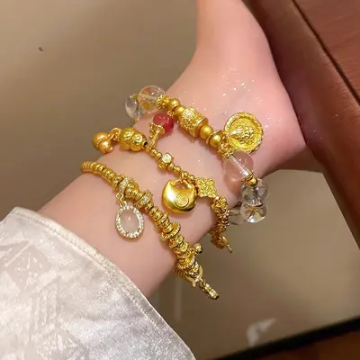 Goldfarbenes geflochtenes Seilarmband im chinesischen Stil