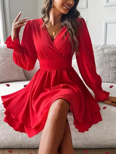 Damenkleid mit V-Ausschnitt, Taillenraffung und doppellagigem Rock