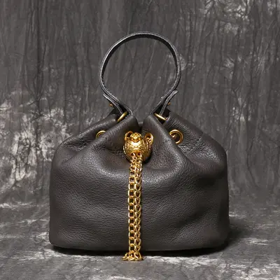 Handgefertigte Kosmetiktasche aus echtem Rindsleder, Beuteltasche mit Kette - 12