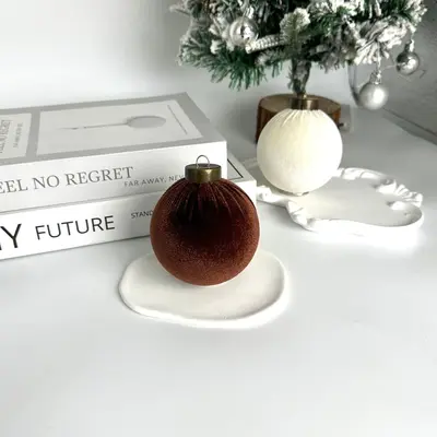 Dunkle Samt-Weihnachtskugeln, beflockt - 11
