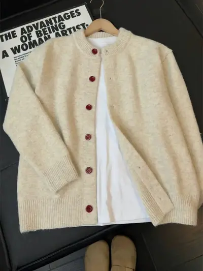 Khakifarbene Strickjacke für Herren mit Rundhals