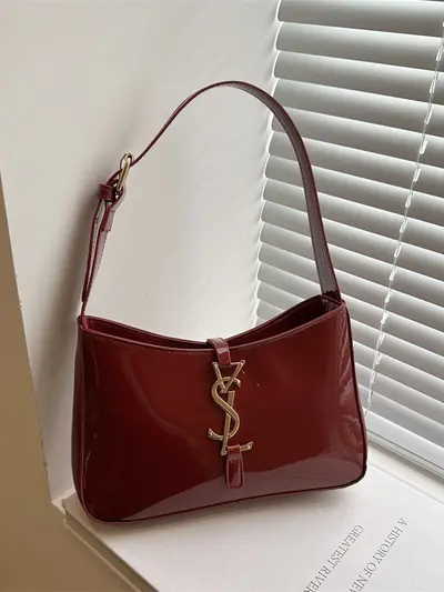 Women's Handbag in Patent Leather with Mirror-Finish Baguette Design