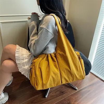 Kadınlar için günlük büyük çanta 2026 yeni trend moda çok yönlü omuz çantası büyük kapasiteli sınıf işe gidip gelme çantası