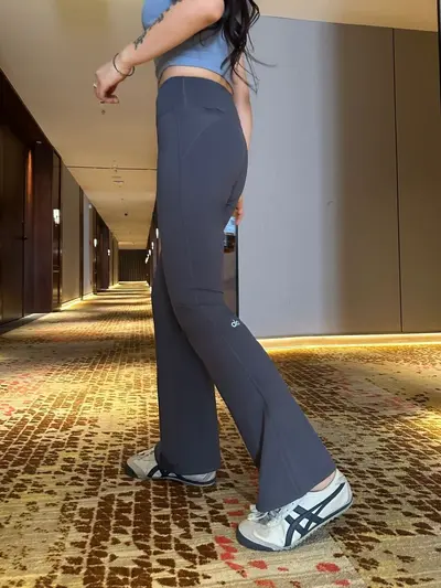 ALO瑜伽裤女提臀跑步运动裤瑜伽裤普拉提高弹高腰喇叭裤打底裤 - 8