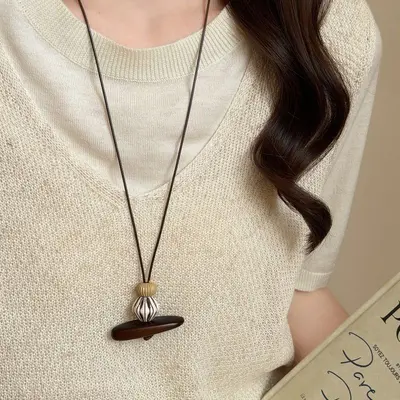 Chinese-style brown pendant necklace with lock design - 9