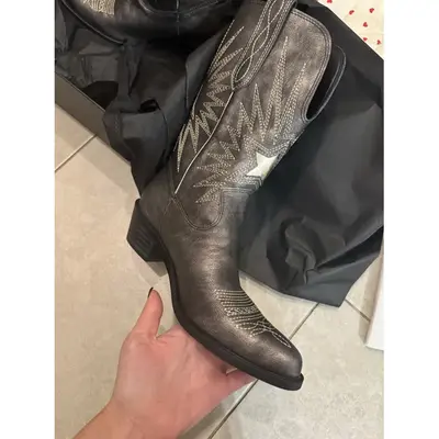 Siyah eskitme kot çizme kadın sivri burun yukarı kıvrık uç kalın topuk orta boy çizme