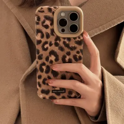 Leoparden-Plüsch-Handyhülle mit Band für iPhone 16