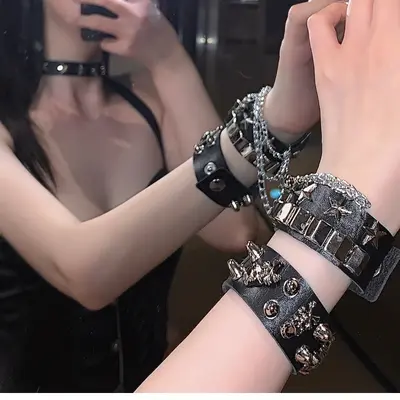 Punk PU deri perçin bilezik, kafatası deseni, geniş model