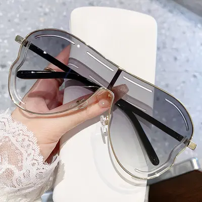 Wide-Frame Women's Party Sunglasses with One-Piece Lenses - 5