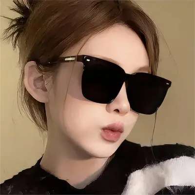 Black-Frame Cat-Eye Sunglasses with UV Protection