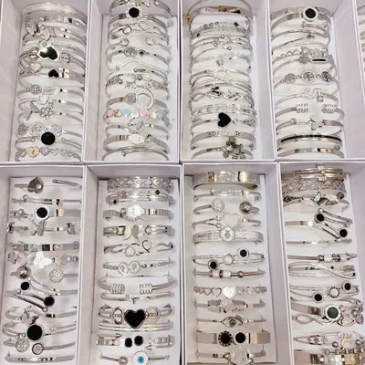 Titanium steel bracelet in steel color for women, diamond-cut, versatile, elegant, high quality, color-resistant, mixed styles, wholesale, star pattern, fashion-forward for commuting.