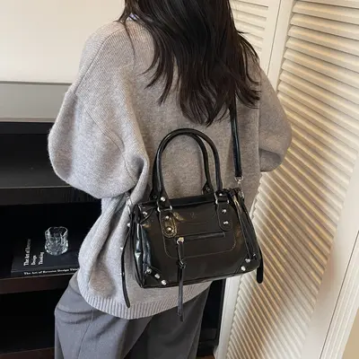 Schlichte Damen-Umhängetasche, Modell Herbst/Winter 2025 - 5
