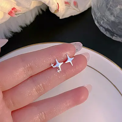 Kadınlar için S925 gümüş küpeler, delikli küpeler, 2025 yeni popüler niş tasarım kulak kemiği çivileri, lüks küpeler - 7