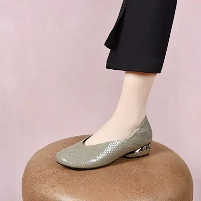 Damen-Loafer mit runder Spitze, flache Sohle, bedrucktes Rindsleder