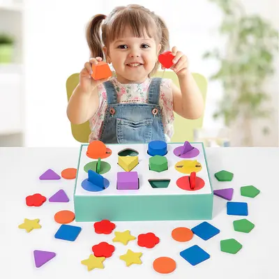 Kinder-Lernspielzeug, Form- und Farberkennung, 12 Löcher