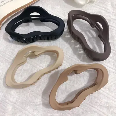 Irregular claw hair clip for women, new premium style, suitable for thick hair at the back of the head, large shark clip, plain hair accessory.