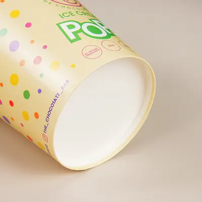 Einweg-Papierbecher mit Logo-Aufdruck zum Mitnehmen