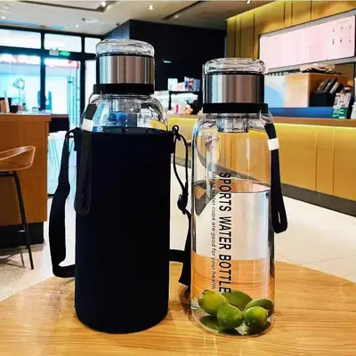 Borosilikat-Glas-Sportflasche mit Teesieb und isolierender Hülle