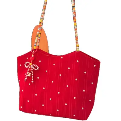 Canvas-Tote-Bag mit roten Blumen und Geflechtdetails - 4