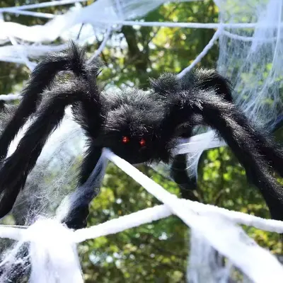 Halloween-Plüschspinne, realistische schwarze Spinne als Dekoration