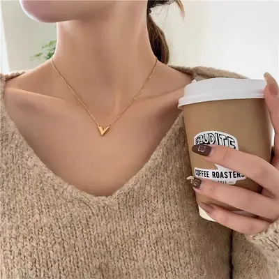Yeni moda sade altın rengi niş hafif lüks V harfli büyük marka kadın kolye yazlık köprücük kemiği zinciri internet ünlüsü solmaz