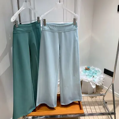 Damen-Freizeithose im luftigen Look, unterhalb des Bauchnabels getragen