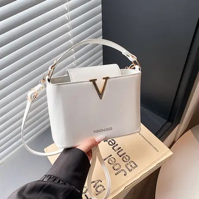Schlichte Eimertasche 2025 mit V-Detail, Umhängetasche - 5