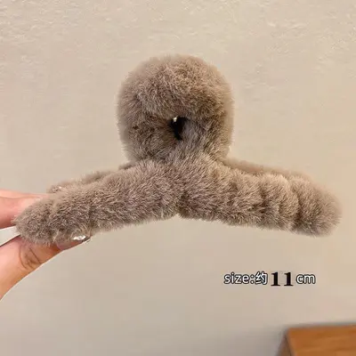 Plush paw clip for women, luxurious large hair claw clip for autumn and winter, shark clip for thick hair, hair accessory. - 10