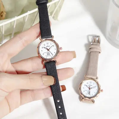 Küçük kadranlı, elmas şeklinde, sevimli tavşan tasarımlı, ortaokul ve lise öğrencilerine uygun, ins tarzı, şık kadın kol saati.
