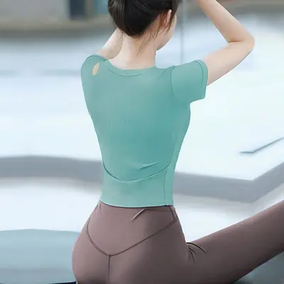 Kadınlar için güzel kısa kollu yoga kıyafetleri 2025 yeni üst düzey takım Pilates profesyonel antrenman fitness spor üstleri