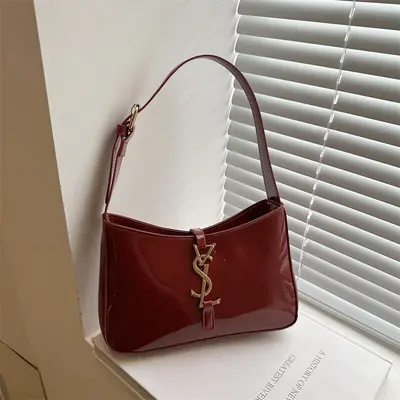 Damen-Handtasche aus Lackleder, Baguette-Modell mit Spiegeloptik - 9